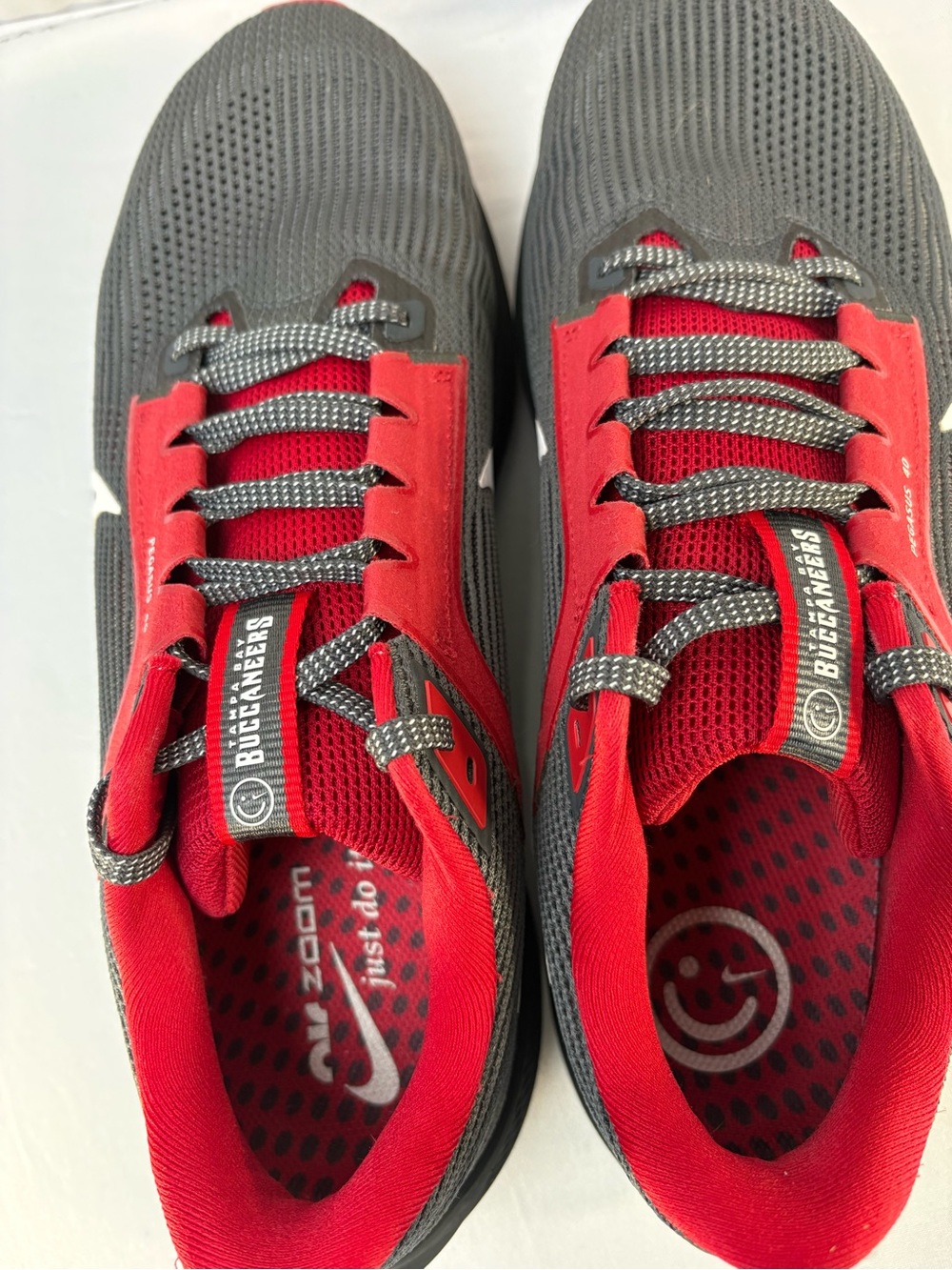 Nike Air Zoom Pegasus 40 NFL Tampa Bay Buccaneers Mens 11 Grey Red DZ5995-001 - Picture 6 of 7